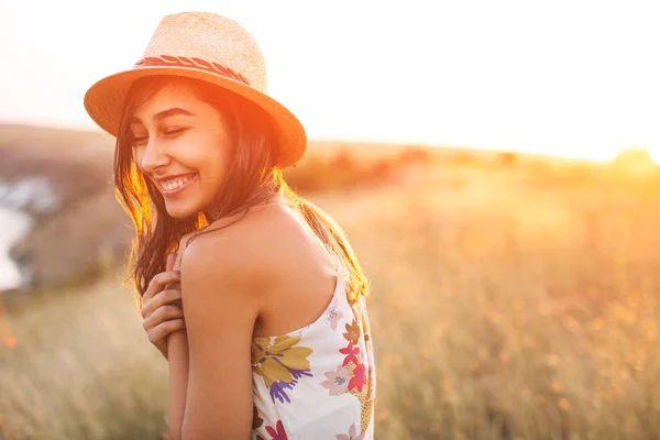 Indah gadis di topi dan gaun musim panas — Stok Foto