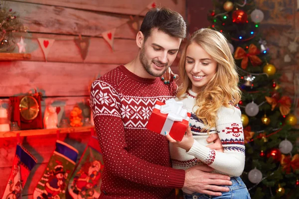 Junges Paar teilt Weihnachtsgeschenk — Stockfoto