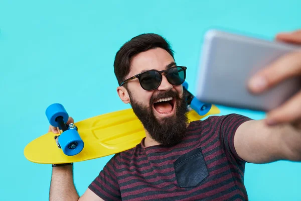 Young man makes selfie with skateboard — Stock Photo, Image