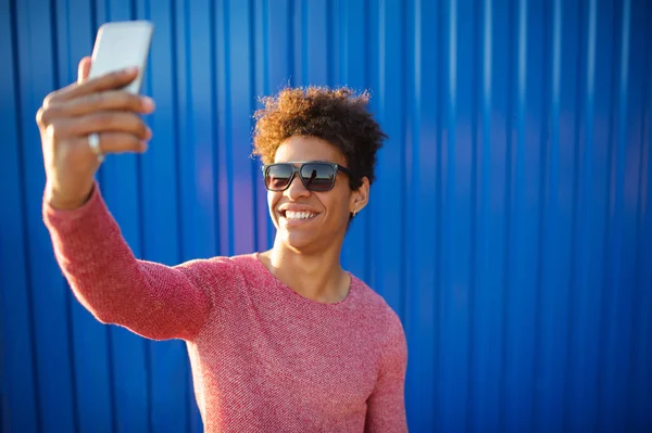 Junger Mann mit Smartphone — Stockfoto