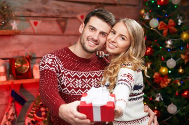 Noel hediye ile mutlu bir çift