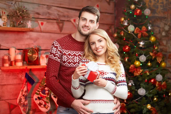 Casal amoroso durante o Natal — Fotografia de Stock