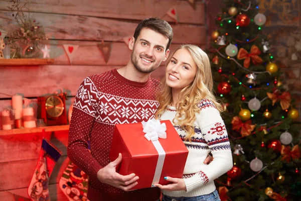 Retrato de casal encantador no tempo de Natal — Fotografia de Stock