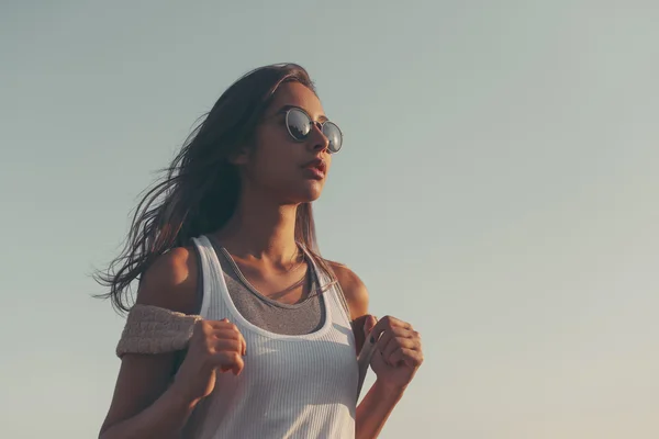 Hipster chica joven con mochila — Foto de Stock