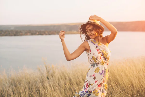 Skönhet flicka utomhus njuta naturen — Stockfoto