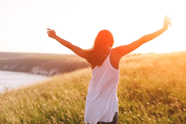 Adolescente menina desfrutar com luz do sol no campo — Fotografia de Stock