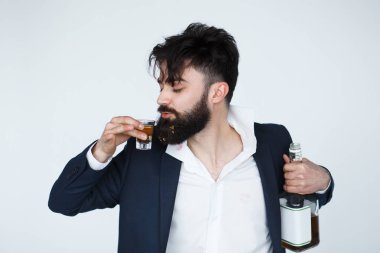Dağınık saçlı viski içme sarhoş adam