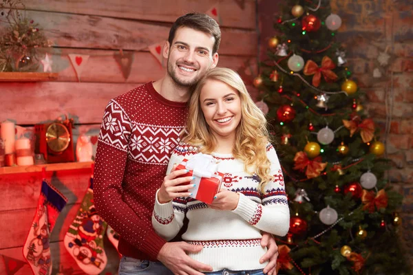 Jovem casal celebrando o Natal em casa — Fotografia de Stock