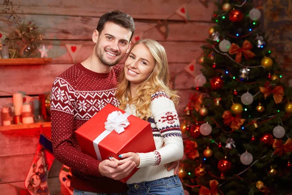 Elegante gente alegre feliz en el fondo del árbol de Navidad — Foto de Stock