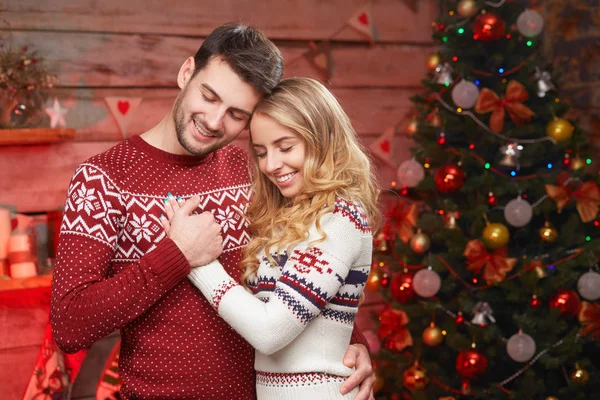 Jovens felizes sonhos casal na noite de Natal — Fotografia de Stock