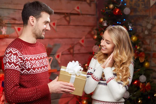 Picture of romantic couple in a sweaters with gift box — Stock Photo, Image