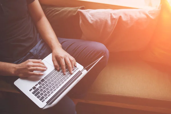 Manos masculinas con computadora portátil mecanografía —  Fotos de Stock