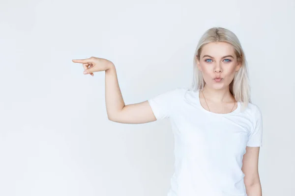 Belleza mujer joven señalando lejos sobre fondo blanco — Foto de Stock