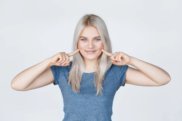 Ona gamzeli işaret parmakları olan kadın