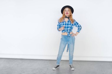 Genç sarışın kız parlak dudaklar ve trendy kıyafetler