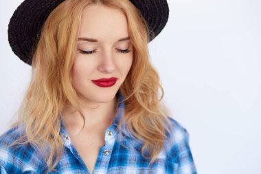 Gözleri kapalı tutmak sarışın saçlı genç kadın