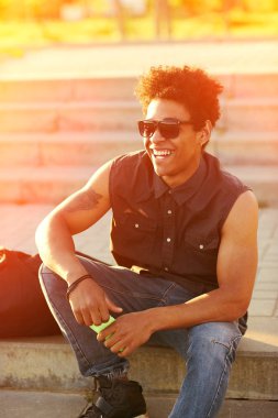 Güneş gözlüğü güneşli mutlu adam