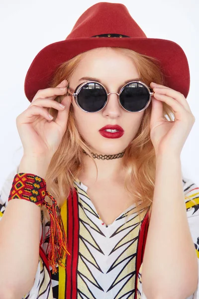 Bonita chica con gafas de sol y sombrero rojo — Foto de Stock