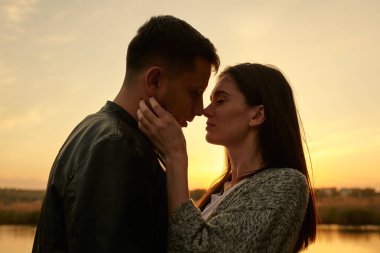 Aşık genç çift silüeti 