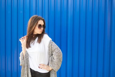 Güneş gözlüklü genç kadın