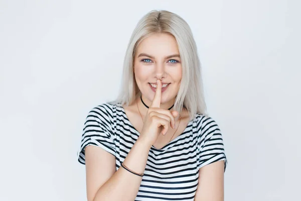 Mujer guardando secreto — Foto de Stock