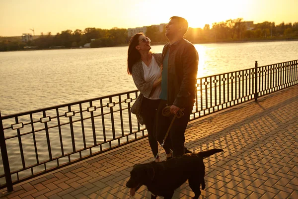 Paar wandelingen met hond — Stockfoto