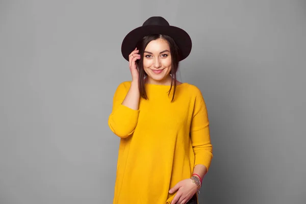 Девушка в жёлтом свитере — стоковое фото
