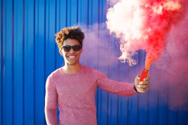 adam holding pembe duman bombası