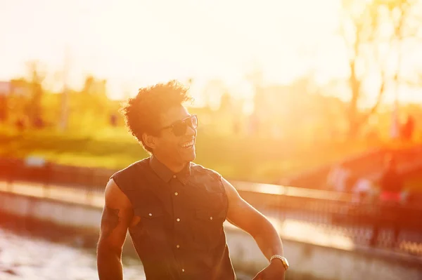 Joven sonriendo al atardecer — Foto de Stock