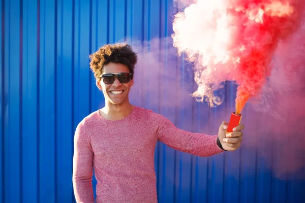 Hombre sosteniendo rosa humo bomba — Foto de Stock