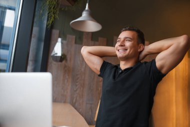 Yakışıklı genç çevirmen