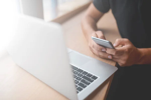 Mann benutzt Smartphone — Stockfoto