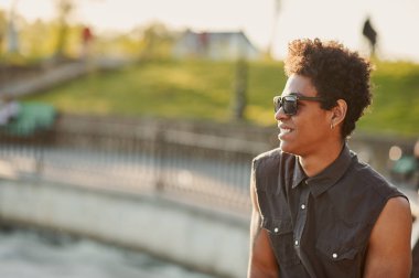 tarafına bakarak afro Amerikan modeli