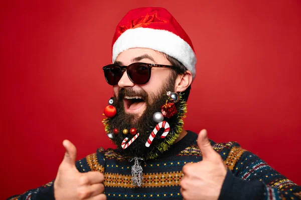 Cláusula de Pai Natal horizontal. Feliz Ano Novo. Casa com o Natal. Barba decorada — Fotografia de Stock