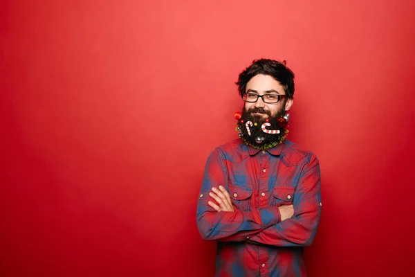 Jovem com barba decorada de Natal — Fotografia de Stock