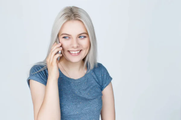 Nuori kaunis nainen puhuu matkapuhelimella — kuvapankkivalokuva