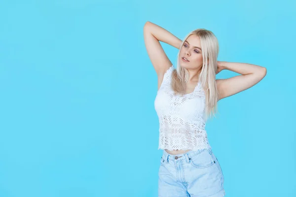 Joven bastante elegante chica posando sobre fondo azul — Foto de Stock