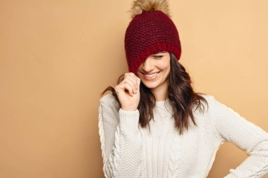 Örme şal güzel doğal görünümlü genç gülümseyen esmer kadın, kar pul ile kaplı. Kar yağıyordu Kış Güzellik kavramı.