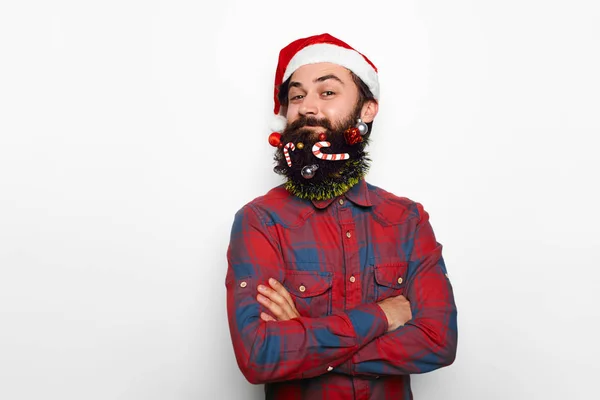 Schöner Mann Hipster-Rüde mit Weihnachtsmütze über weißem Hintergrund — Stockfoto