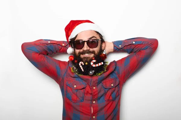 クリスマスと流行に敏感な男性のひげとサンタの帽子 — ストック写真