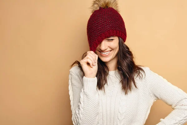 아름 다운 자연 보는 젊은 웃는 갈색 머리 여자, 뜨개질을 한 스카프를 입고 눈 조각으로 덮여. 눈이 겨울 뷰티 개념. — 스톡 사진