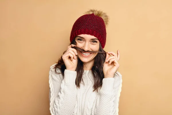 Jovem bela mulher retrato de inverno. Chapéu azul. Óculos de sol. Estilo de vida Hipster. Felicidade. Rosto emocional . — Fotografia de Stock