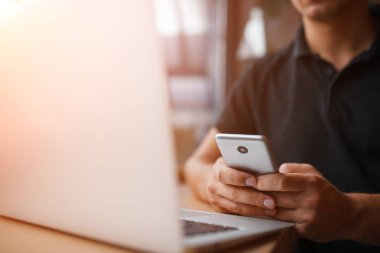 Akıllı delikanlı dizüstü bilgisayar ve smartphone ile çalışma