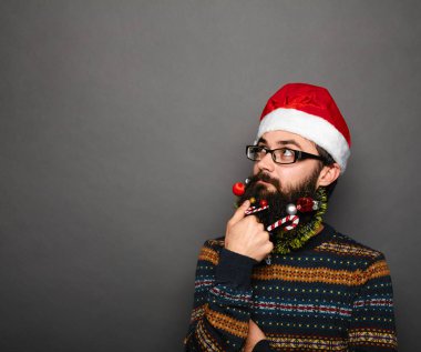 Gözlük ve santa şapka düşünce ile komik geek