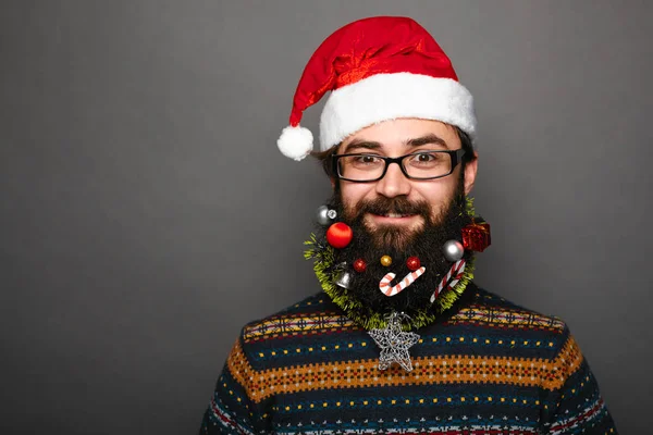 Homem barbudo com bigode e barba decorada — Fotografia de Stock