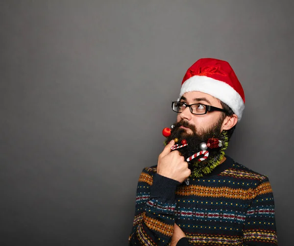 Забавні цицьки в окулярах і Санта-капелюсі мислення — стокове фото