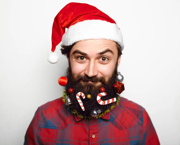 Homem bonito e barba com bolas de decoração — Fotografia de Stock