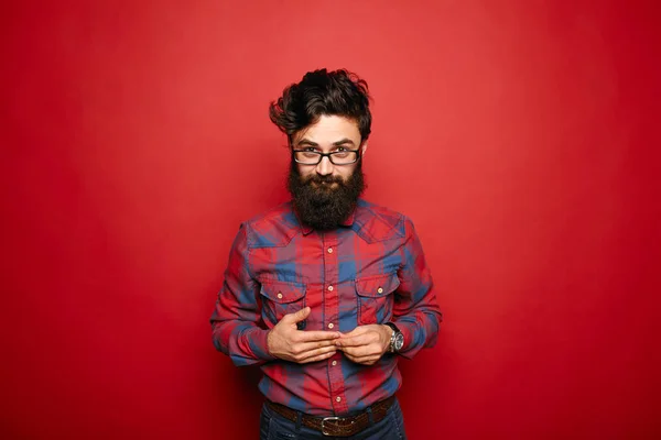Сором'язливий чоловік з довгою бородою на червоному — стокове фото