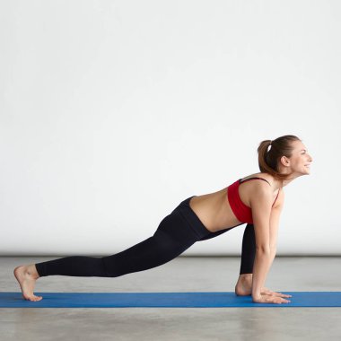 kadın mat kopya alanı ile yoga yapmak