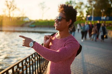 Kentsel şehirde yürüyüş dostu genç trendy Afrika siyah adam